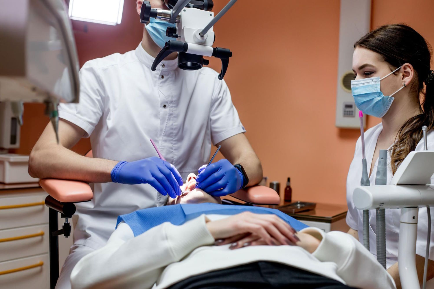 Mikroskopowa stomatologia – leczenie zębów z najwyższą precyzją