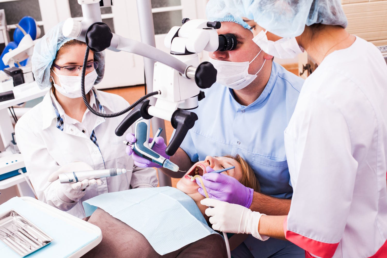 Zabiegi stomatologiczne w Poznaniu na najwyższym poziomie – mikroskopowa stomatologia