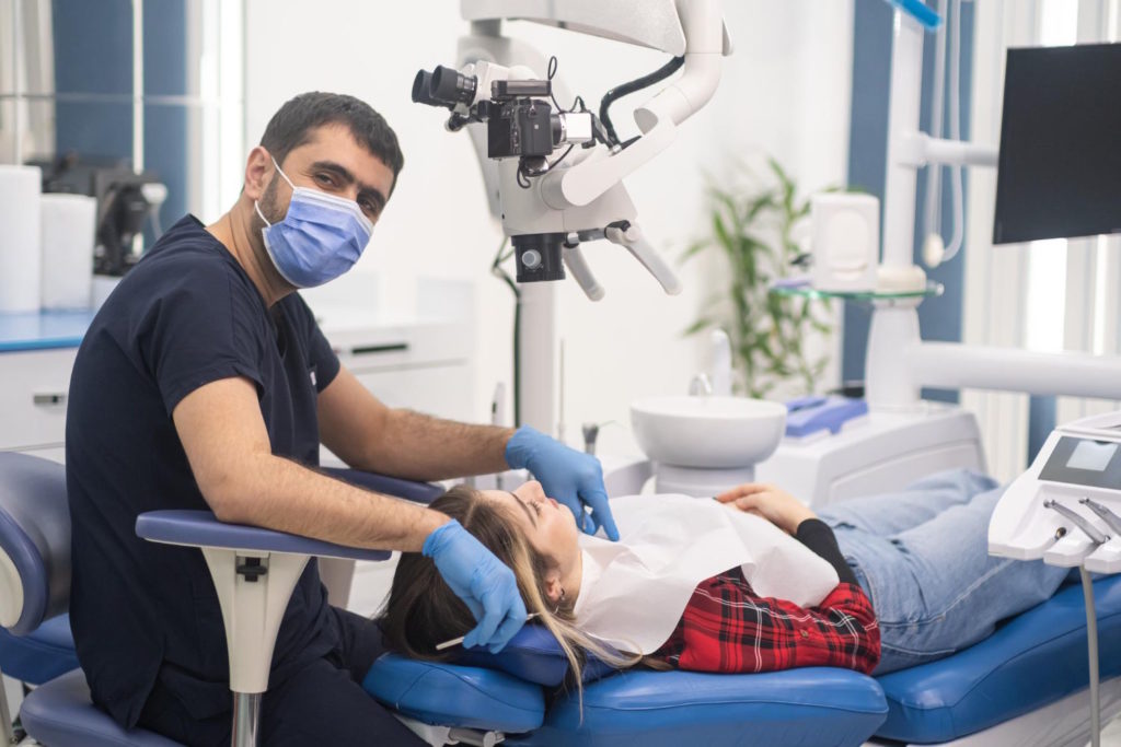 W dzisiejszych czasach stomatologia rozwija się w zawrotnym tempie, wprowadzając coraz to nowsze techniki leczenia zębów