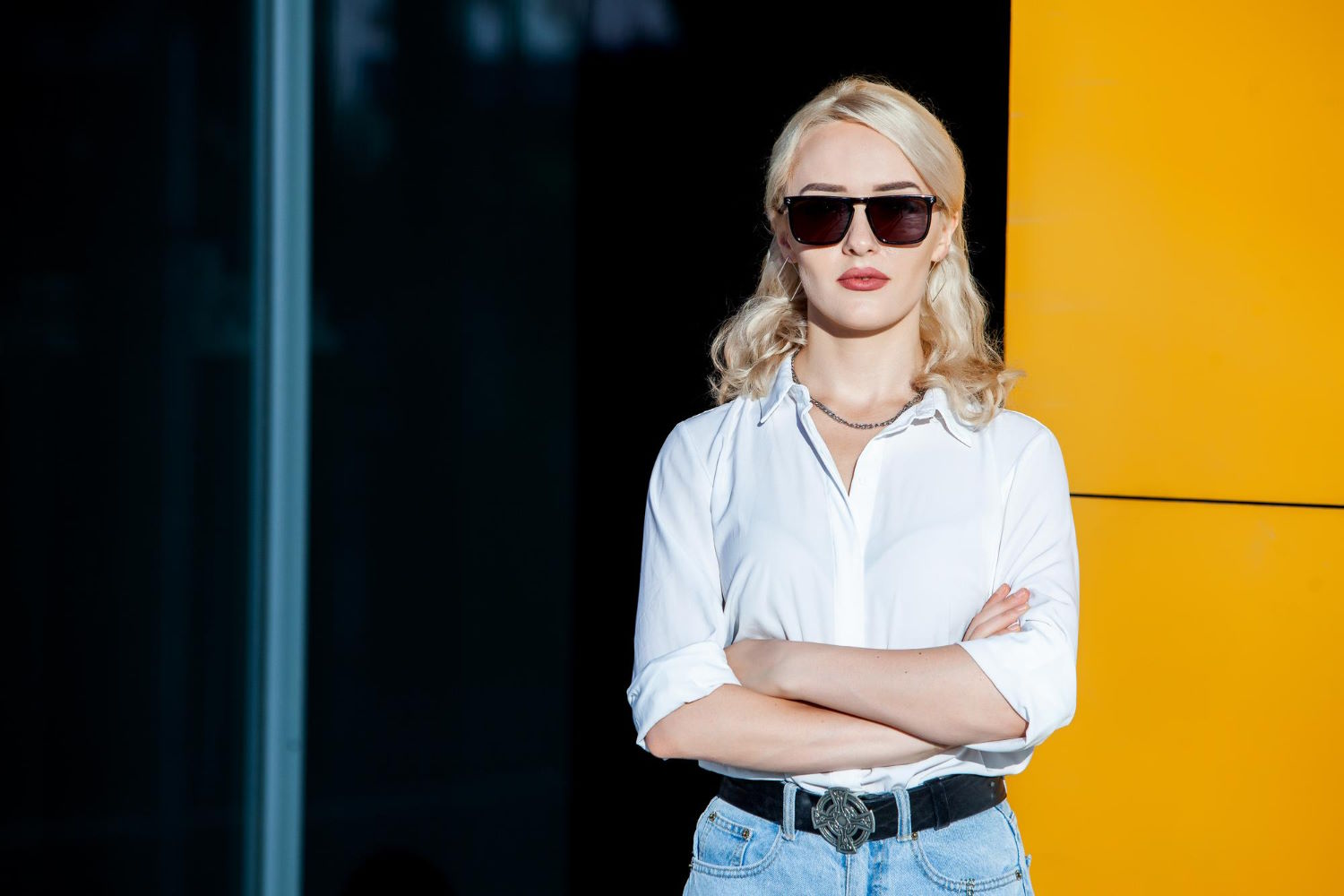 Prada Sunnies: Sztuka noszenia luksusowych okularów przeciwsłonecznych dla osób o stylu