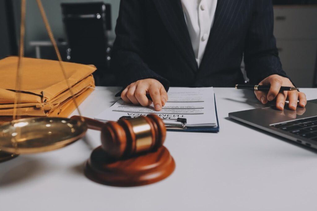 Praca radcy prawnego niesie za sobą szereg obowiązków i odpowiedzialności, które mogą prowadzić do konsekwencji prawnych czy finansowych