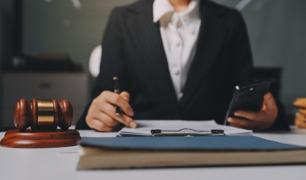 Praca radcy prawnego niesie za sobą szereg obowiązków i odpowiedzialności, które mogą prowadzić do konsekwencji prawnych czy finansowych